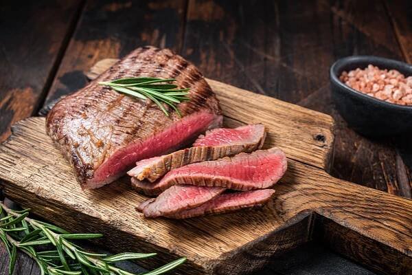 grilování suché zralý wagyu flank steak na prkénku. dřevěné pozadí. pohled shora - rare - stock snímky, obrázky a fotky