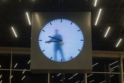 Schiphol Clock v Amsterdamu, Sweepers v Rotterdamu. Holandsko vlastní pravděpodobně dvoje nejoriginálnější hodiny na světě