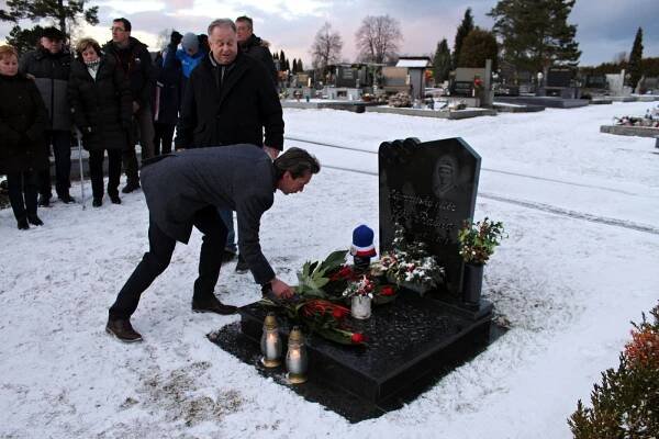 Deset let od úmrtí Jiřího Rašky: Na hrobě se objevila také proslulá "Raškovka"