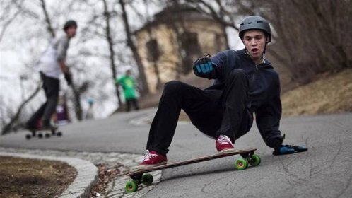 Na dlouhém skateboardovém prkně se dá uhánět rychlostí několika desítek