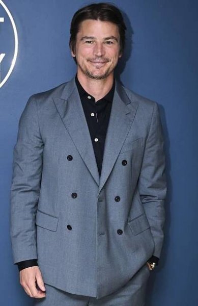 Josh Hartnett poses backstage on THE TONIGHT SHOW STARRING JIMMY FALLON