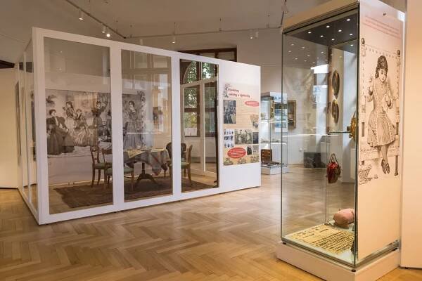 Jihočeské muzeum připomíná, jak trávily volno ženy v 19. století. Děti si mohou vyzkoušet hračky