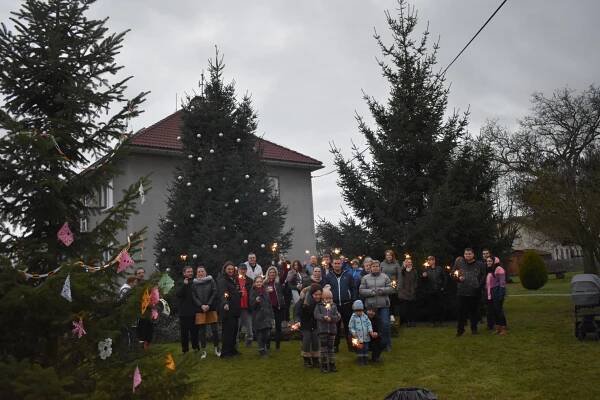 Rozsvícení Vánočního stromečku v obci Luka 26.11.2022 | Obec Luka