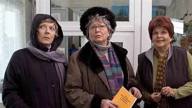 Jana Štěpánková, Alena Vránová a Ivanka Devátá v televizním filmu Nadměrné maličkosti: Učitelky s praxí (2006)