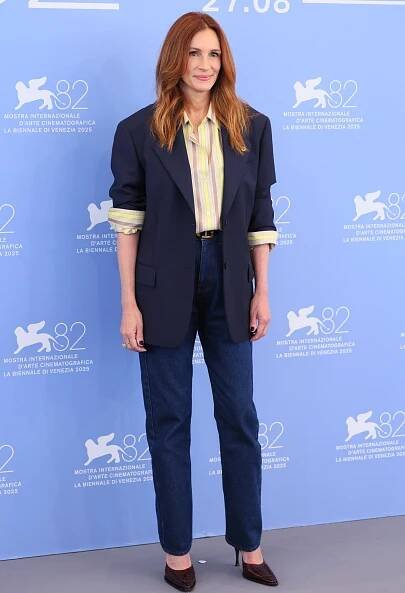 Do Benátek dorazila další zrzka! Julia Roberts kráčí módně ve stopách Ani Geislerové