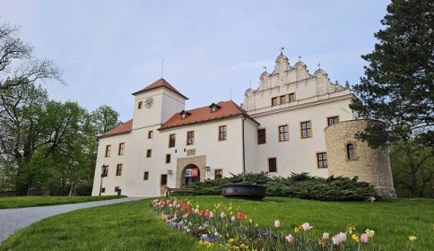 Nové poznatky o hradech Moravského krasu a zámku Blansko představí beseda s předním kastelologem Janem Štětinou