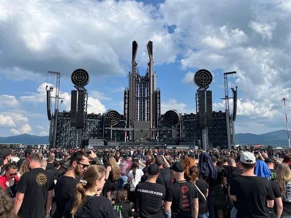 Rammstein si pripravil veľkolepú šou. Techniku priviezlo do Trenčína 53 kamiónov