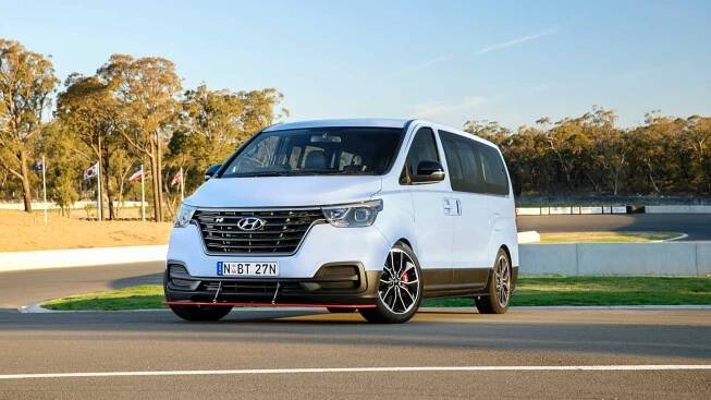 Jak se z nudného táty stane cool táta? Potřebuje k tomu driftovací MPV od Hyundai!