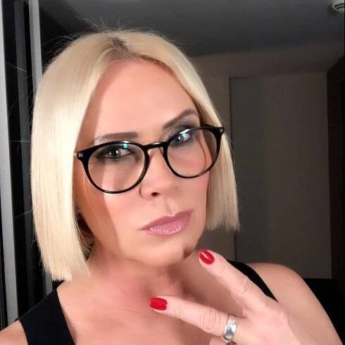 Claudia Effenberg zeigt sich auf Instagram mit neuem Haar-Styling. Statt wilder Kurzhaarfrisur, setzt sie jetzt auf einen glatten Bob und Mittelscheitel. Ihre Follower treten ihrem Styling mit gemischten Gefühlen gegenüber. Doch das ist Claudia egal. Sie schreibt unter ihr Bild: "Auch wenn nicht jeder meinen neuen Look mag! Momentan liebe ich es! Also egal was Ihr verändert!Ich akzeptiere es auch."