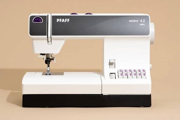 Front view of the Pfaff Select 4.2 mechanical sewing machine.