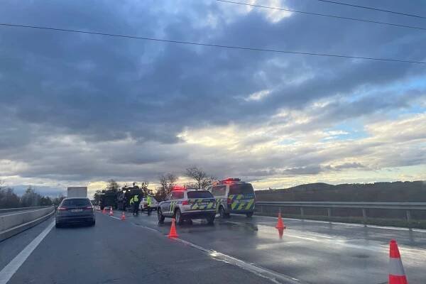 Nehoda pandurů na dálnici D6. Řidička v Hyundai ix20 vjela do vojenské kolony