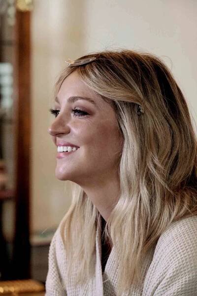 Abby Elliot smiling