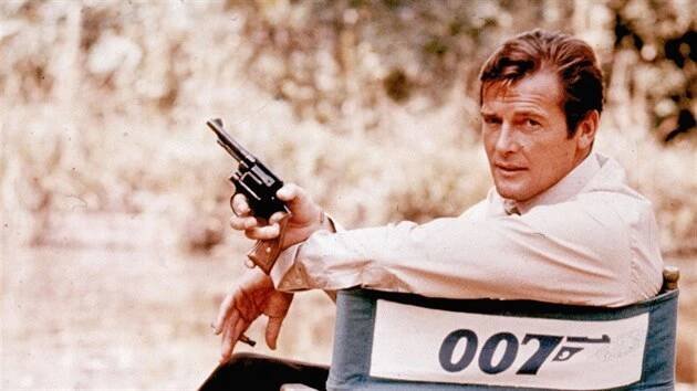 V 89 letech zemřel herec Roger Moore, představitel Jamese Bonda - iDNES.cz