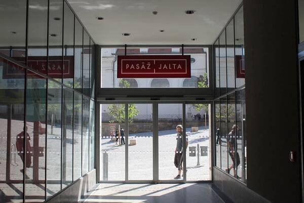 Přijdou náhodou, nebo se jen podívat. Zákazníků je málo, říká prodejkyně z Jalty