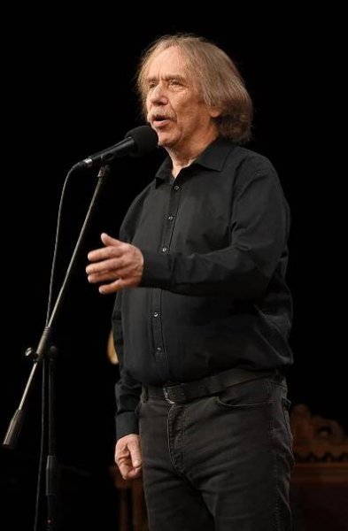 Charismatický písničkář, který odmítl vrátit medaili Putinovi. Jaromír Nohavica slaví 70