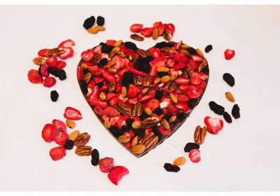 Srdce z mléčné 34% čokolády se směsí ovoce a oříšků