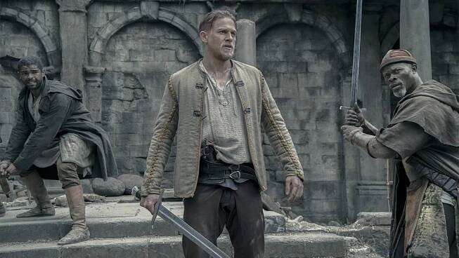 Djimon Hounsou, Charlie Hunnam, and Kingsley Ben-Adir in King Arthur: Legend of the Sword (2017)