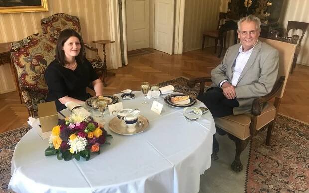 Galerie: Maláčová dorazila do Lán. Jedná se Zemanem o ministerském postu - Galerie - Echo24.cz