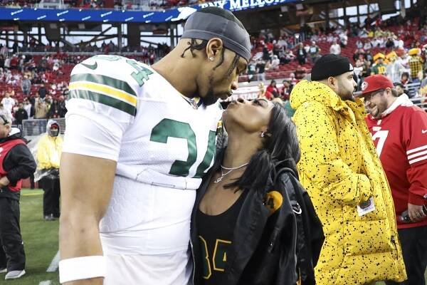 Jonathan Owens sparks training camp scuffle with teammate Roschon Johnson