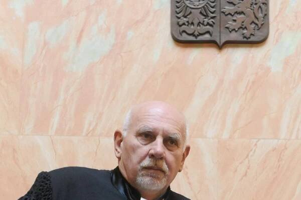 Zeman probere H-System s předsedy Nejvyššího a Ústavního soudu. O co prosí poškození Babiše?