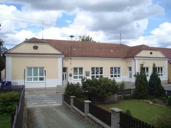 Soubor:Popůvky škola.JPG – Wikipedie