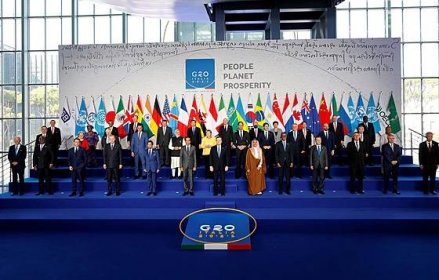 Představitelé států a vlád se na summitu G20 setkali osobně poprvé od...