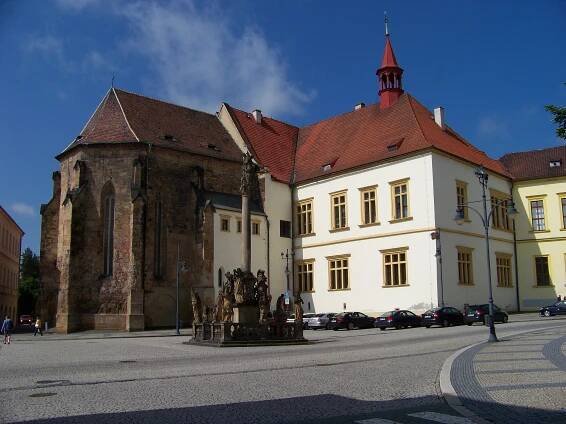 Soubor:Chomutov, náměstí 1. máje, zámek a trojiční sloup.jpg