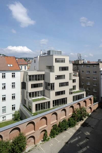 Polyfunkční dům v centru Bratislavy od Architektů A B.K.P.Š. nabízí velkorysé terasy i strukturovanou fasádu | EARCH.cz