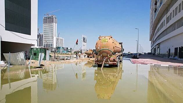 Záplavy způsobené silným deštěm v Dubaji ve Spojených arabských emirátech (19. dubna 2024)