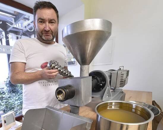 Muž postavil mlýn a lisuje v něm netradiční oleje. V oblibě je třeba ten z kmínu