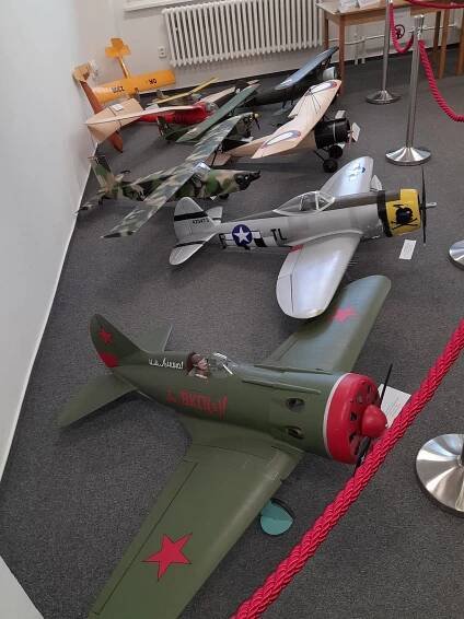 FOTO: Tvoří modely letadel a lodí napříč historií, ve Vyškově vystavují modeláři