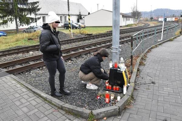 Vlak ve Valašském Meziříčí smetl dva školáky: Spolužáci na místo celý den nosili svíčky