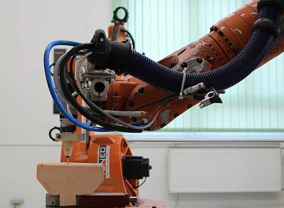 FOTO: Škola má učebnu s roboty. Žákům pomůže uplatnit se na trhu práce