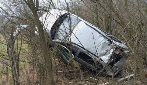 Tento automobil se při jiné nehodě doslova napíchl na strom | Seniorka ráno nepřežila náraz vozidla do betonové vpusti