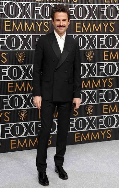 LOS ANGELES, CALIFORNIA - JANUARY 15: Luke Kirby attends the 75th Primetime Emmy Awards at Peacock Theater on January 15, 2024 in Los Angeles, California.
