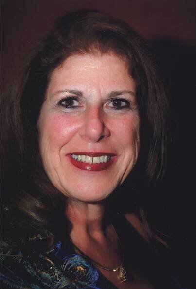Laura Cruise headshot