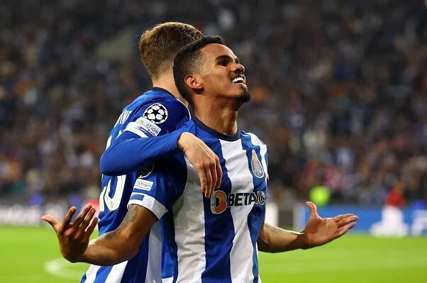 Porto porazilo v úvodním osmifinále Ligy mistrů Arsenal, Neapol remizovala s Barcelonou 1:1