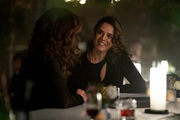 Láska je láska: Generace Q - Late to the Party - Z filmu - Sepideh Moafi