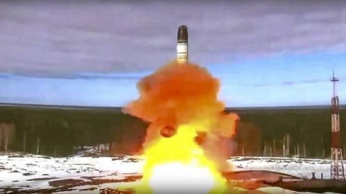 Jaderné hlavice dopravíme kamkoliv. Putin hrozí Západu novou raketou Sarmat