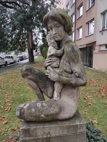 Soubor:Matka s dítětem, Praha Strašnice 02.jpg