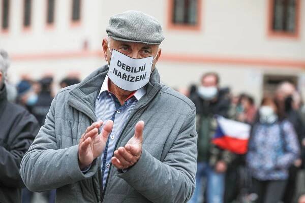 Vyzpovídali jsme odpůrce roušek: Nejsem ovce, vadí mi Babiš, přežijí silnější, říkají