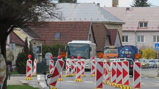 Planá se změnila v past. Rekonstrukce křižovatky způsobila dopravní kolaps