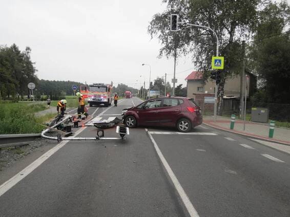 Řidič se lekl psa a srazil semafor