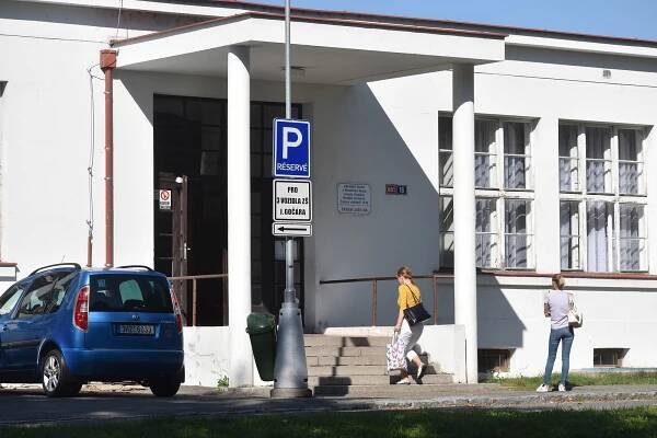 Hradecké školy na pozoru. Muž ohrožoval malou žákyni spěchající na výuku