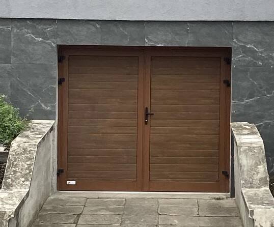 Dvoukřídlá hliníková garážová vrata Kružík rozměr šířka 2500x2000 dřevodekory woodgrain zateplená STANDARD - Bartek Vrata
