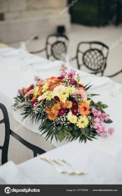 Stáhnout - Uspořádání květin na stole připraveném pro svatební hostinu — Stock obrázek