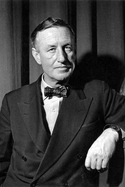 Ke konci bojů má už Fleming na kontě tolik operací, že to vypadá, jako by jeho kreativní mysl řídila celou druhou světovou válku.
