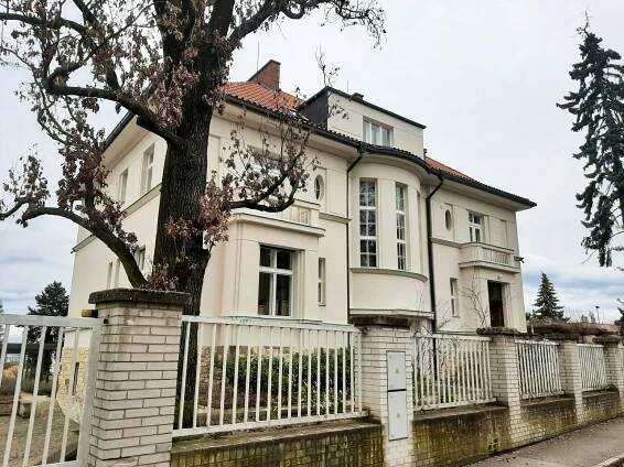 Hanspaulka: čtvrť, kde zatýkali slavné generály, a místo tragédie rodiny Lídy Baarové