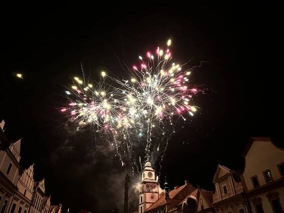 Třeboň se novoročního ohňostroje nevzdala. Světelnou show sledovaly tisíce lidí
