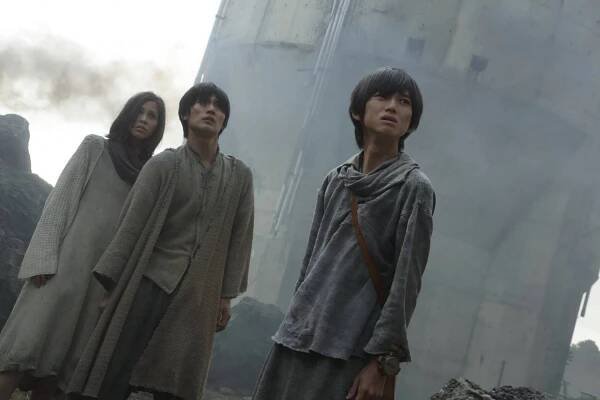 Šingeki no kjodžin - Z filmu - Kiko Mizuhara, Haruma Miura, Kanata Hongó